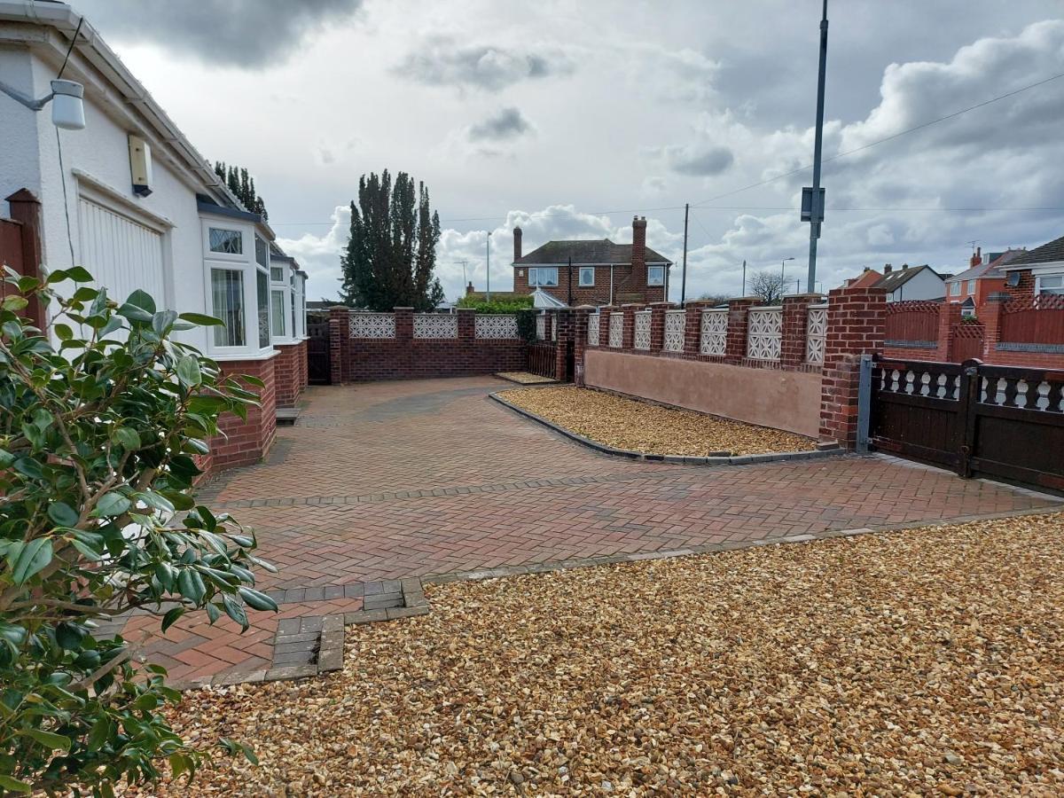 The Hermitage Private Detached Bungalow Villa Rhyl Esterno foto
