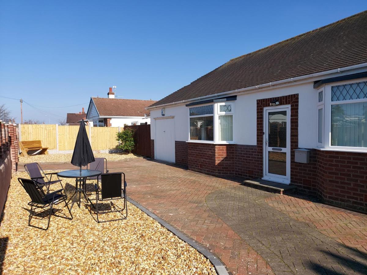 The Hermitage Private Detached Bungalow Villa Rhyl Esterno foto